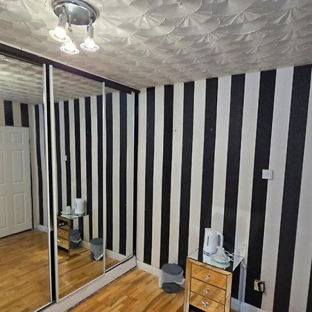 Ritchie Guest House Уиган Экстерьер фото